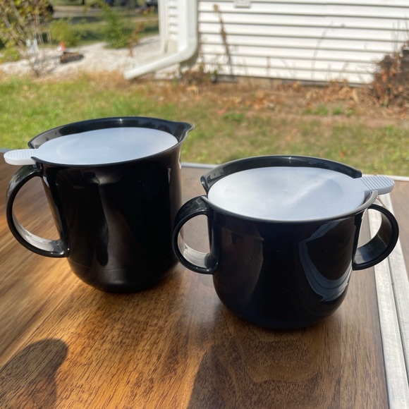 Tupperware SUGAR & CREAMER Set black with white Lids - Picture 1 of 3